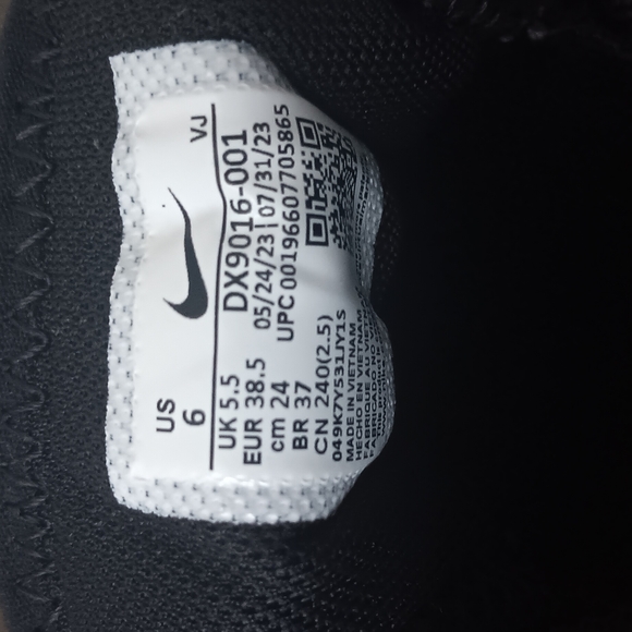 Nike Black Athletic Shoes for Performance - Picture 16 of 16